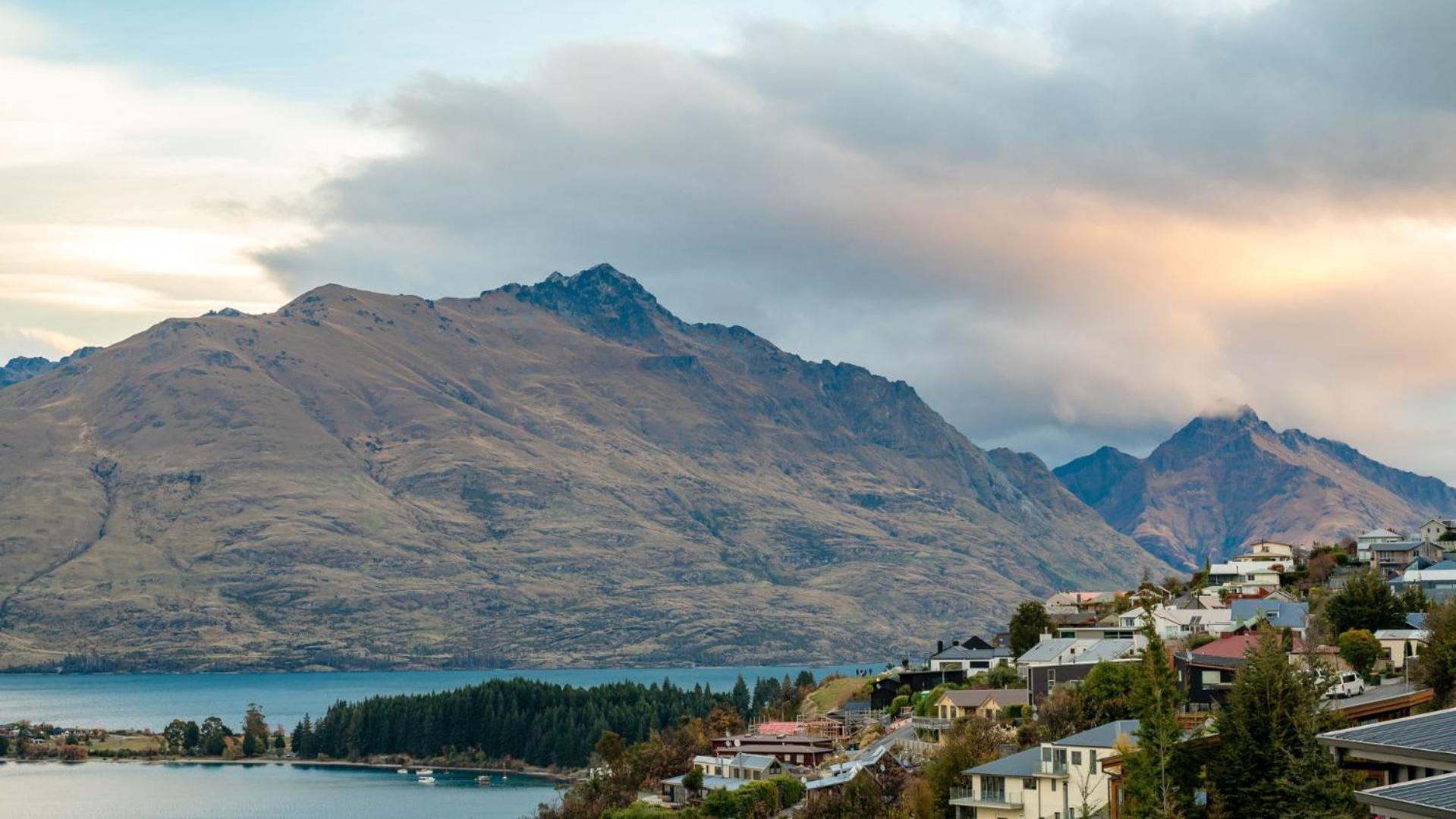 Tahuna Vista-Fire Place-Hot Tub -Free Parking -Bbq Queenstown Exterior photo